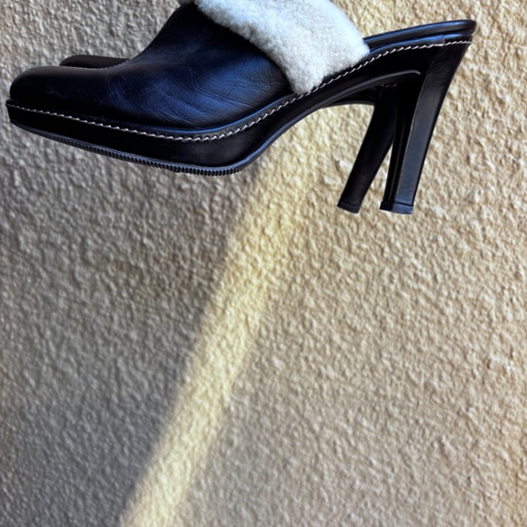 SOLD Vintage coach heels - Picture 3 of 4